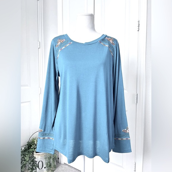Savannah Jane teal embroidered top - Picture 2 of 9